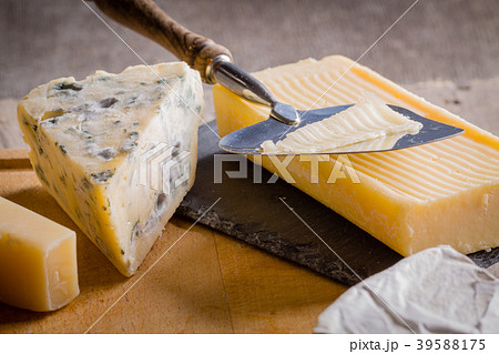 Mold blue cheese and cheddar on cutting board. Mold blue cheese and cheddar on cutting board. 39588175