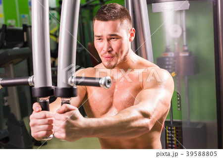 Fitness - powerful muscular man doing 39588805