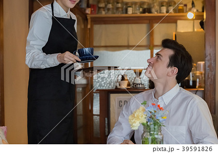 レトロなカフェで寛ぐ外国人 39591826