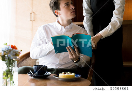 観光情報を店員に尋ねる外国人男性 観光情報を店員に尋ねる外国人男性 39593361
