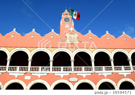 メリダの市庁舎(メキシコ)とメキシコ国旗 メリダの市庁舎(メキシコ)とメキシコ国旗 39594571