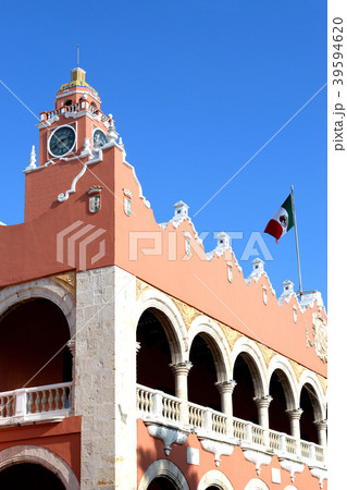 メリダの市庁舎（メキシコ）とメキシコ国旗 39594620