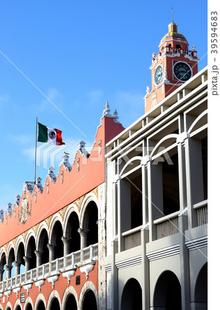 メリダの市庁舎(メキシコ)とメキシコ国旗 メリダの市庁舎(メキシコ)とメキシコ国旗 39594683