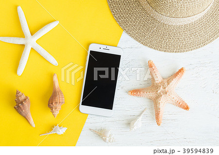 Flat lay photo smartphone and seashell for summer Flat lay photo smartphone and seashell for summer 39594839
