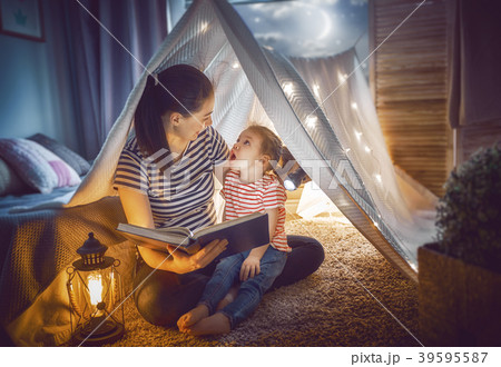 Mom and child reading a book 39595587