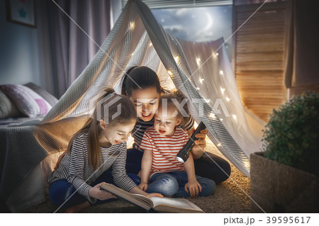 Mom and children reading book Mom and children reading book 39595617