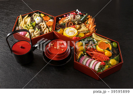 典型的な和食　おせち　A typical Japanese cuisine 39595899