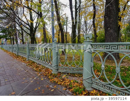Autumn garden in Saint Petersburg Autumn garden in Saint Petersburg 39597114