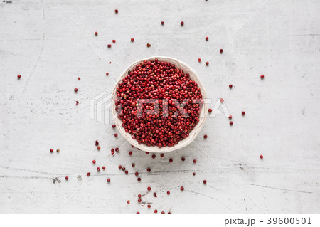 Top of wiev red peppercorn on white concrete board 39600501