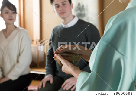 茶道体験をする観光客 39600682