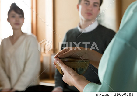 茶道体験をする観光客 39600683