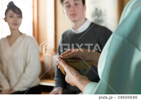 茶道体験をする観光客 39600686