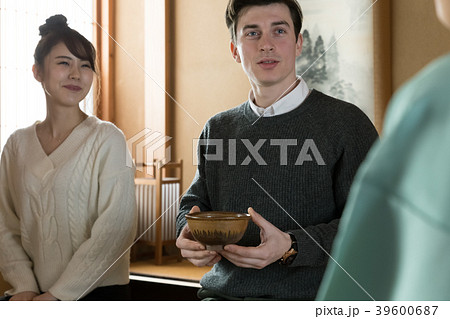 茶道体験をする観光客 39600687