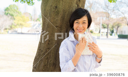 山下公園の大きな木の下で語る女性 山下公園の大きな木の下で語る女性 39600876