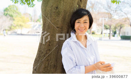 山下公園の大きな木の下で語る女性 山下公園の大きな木の下で語る女性 39600877