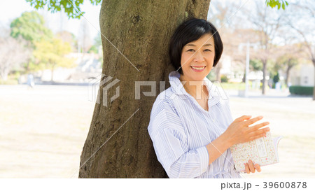 山下公園の大きな木の下で語る女性 39600878