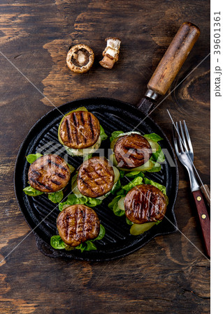 Grilled portobello bun mushroom burgers on cast Grilled portobello bun mushroom burgers on cast 39601361