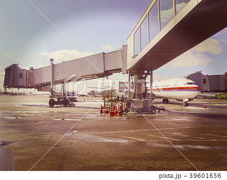 Mobile gangway for entering the airplane 39601656