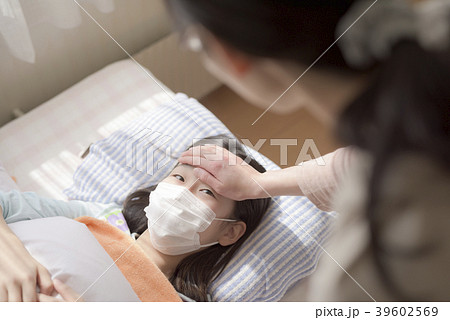 風邪イメージ(親子 額に手) 風邪イメージ(親子 額に手) 39602569