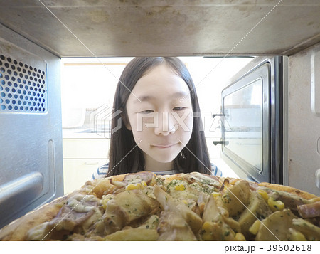 電子レンジでピザをあたためる様子 電子レンジでピザをあたためる様子 39602618