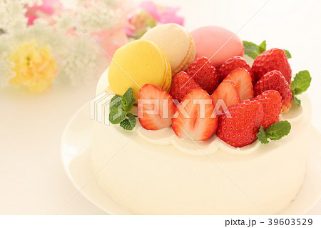 苺とマカロンのショートケーキ 苺とマカロンのショートケーキ 39603529