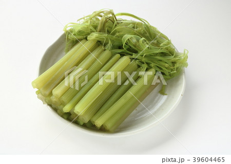 フキの皮むき 39604465