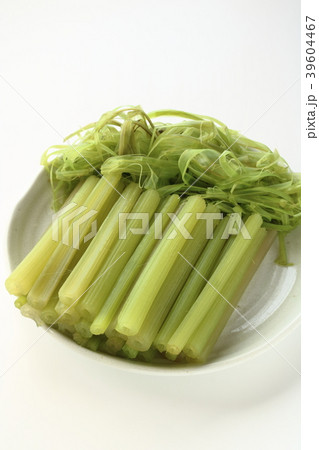 フキの皮むき 39604467