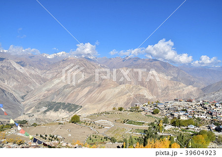 インドのヒマラヤ山岳地帯 キナウル谷のナコ村 美しい山と村と田園 インドのヒマラヤ山岳地帯 キナウル谷のナコ村 美しい山と村と田園 39604923