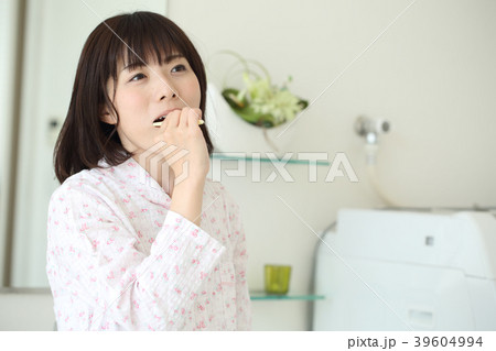 歯磨きする女性 39604994