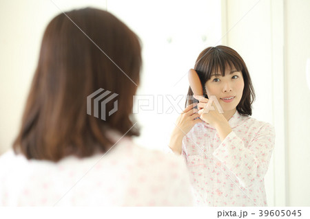 髪をとかす女性 39605045
