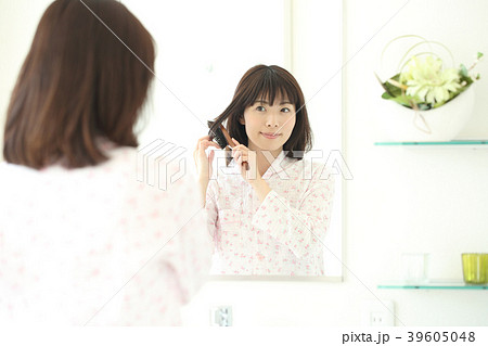 髪をとかす女性 39605048