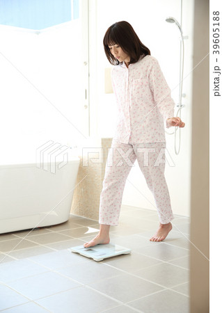 体重計に乗る女性 体重計に乗る女性 39605188