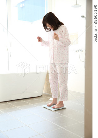 体重計に乗る女性 39605190