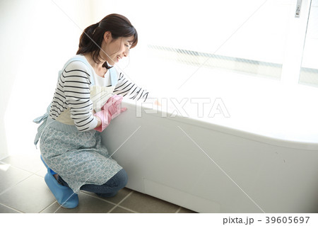 お風呂掃除する女性 お風呂掃除する女性 39605697