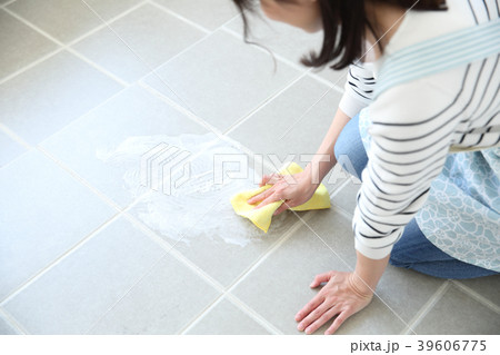 床を磨く女性 39606775