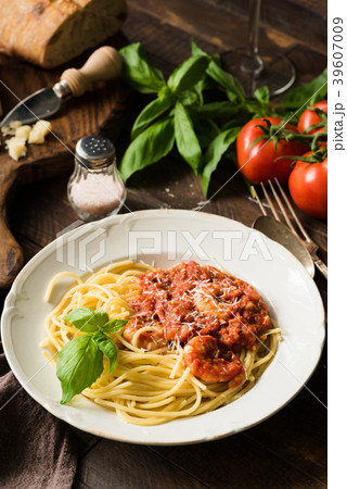 Spaghetti with tomato sauce, grated parmesan 39607009