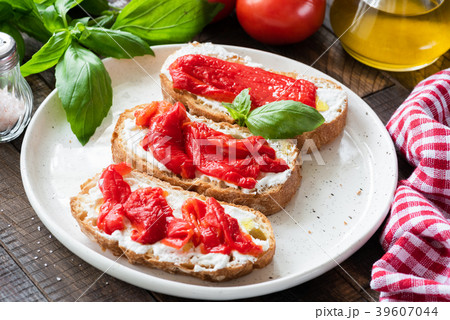 Italian bruschetta with roasted pepper and goat 39607044