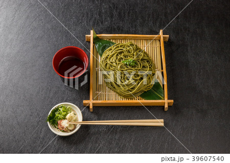 典型的な日本そば　Japanese noodles(soba) 39607540