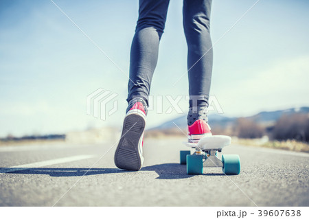 Close-up of girl's feet and penny board 39607638