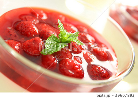 パンナコッタの苺ソースがけ パンナコッタの苺ソースがけ 39607892