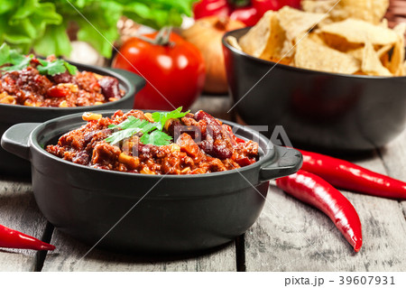 Bowls of hot chili con carne with ground beef Bowls of hot chili con carne with ground beef 39607931