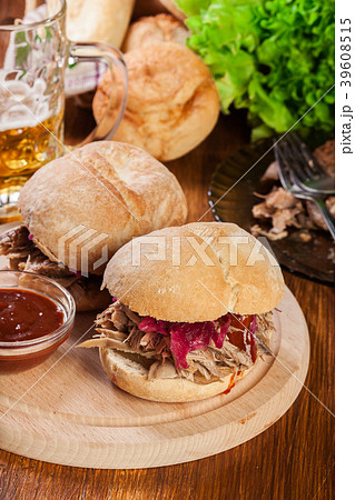 Pulled pork sandwich with red cabbage 39608515