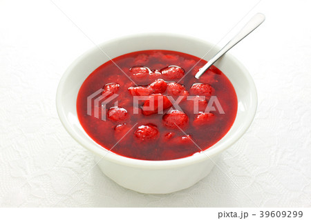 手作りの苺ソース 39609299