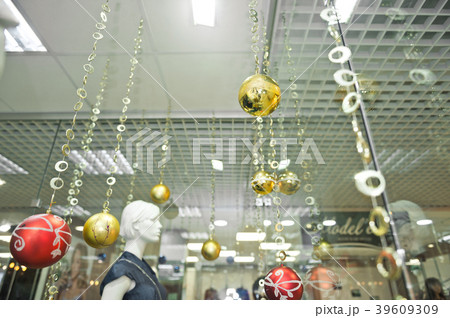 Jewelry stores for the holidays to attract buyers 39609309