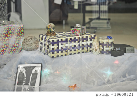 Jewelry stores for the holidays to attract buyers Jewelry stores for the holidays to attract buyers 39609321