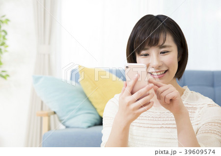 スマートフォンを操作する若い女性 スマートフォンを操作する若い女性 39609574