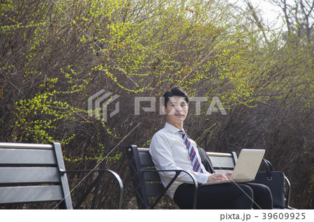 韓国人 汝矣島公園 若い男 39609925