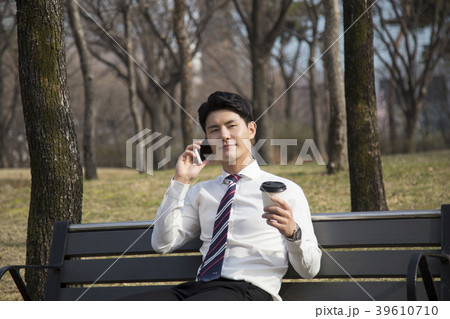 ビジネスマン 韓国人 汝矣島公園 39610710