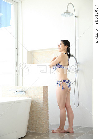 シャワーを浴びる女性の写真素材