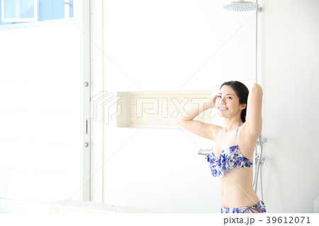 シャワーを浴びる女性の写真素材